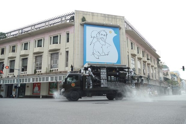 COVID-19 : désinfection à grande échelle dans sept arrondissements et districts de Hanoï ảnh 1 COVID-19 : désinfection à grande échelle dans sept arrondissements et districts de Hanoï ảnh 1