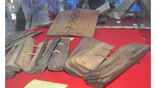 De nombreux livres rares exposés à la Bibliothèque nationale du Vietnam ảnh 1 De nombreux livres rares exposés à la Bibliothèque nationale du Vietnam ảnh 1