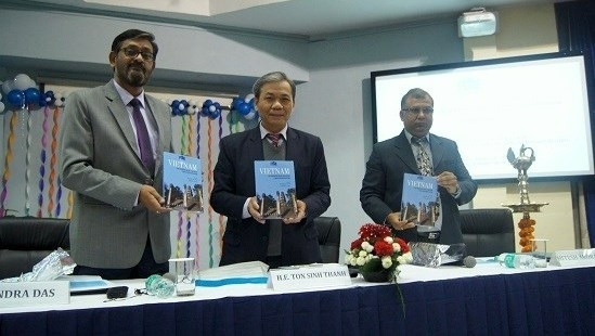 Lancement d’un livre sur le développement économique du Vietnam en Inde ảnh 1 Lancement d’un livre sur le développement économique du Vietnam en Inde ảnh 1