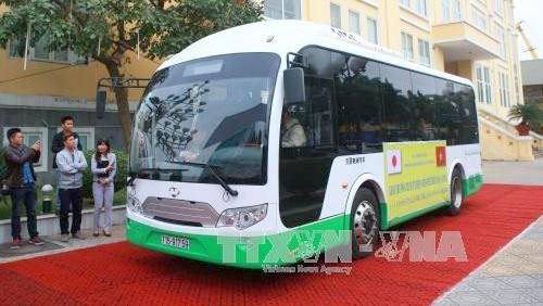 Hai Phong expérimente son 1er bus électrique alimenté grâce à l'énergie solaire ảnh 1 Hai Phong expérimente son 1er bus électrique alimenté grâce à l'énergie solaire ảnh 1