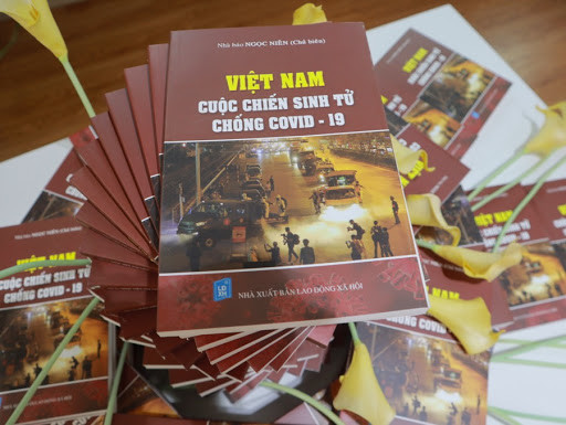 Publication du premier livre sur la lutte contre le COVID-19 au Vietnam ảnh 1 Publication du premier livre sur la lutte contre le COVID-19 au Vietnam ảnh 1
