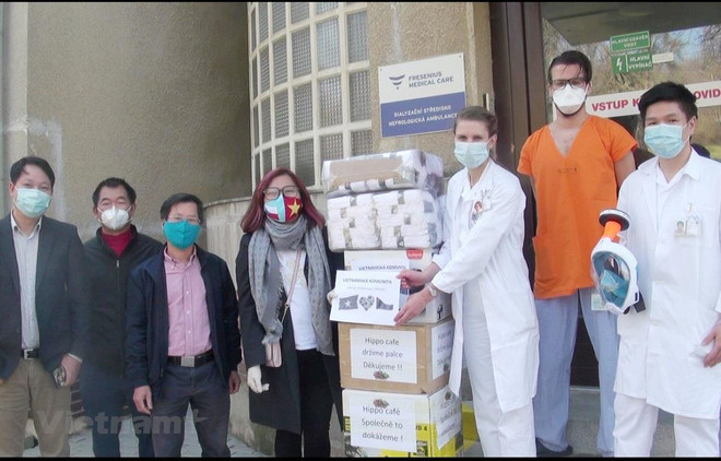 Des Vietnamiens à l’étranger contribuent à la lutte contre le COVID-19 ảnh 1 Des Vietnamiens à l’étranger contribuent à la lutte contre le COVID-19 ảnh 1