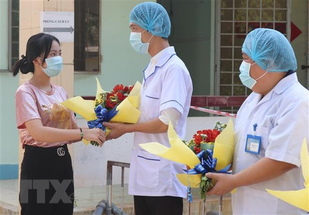 Une patiente de COVID-19 sort de l’hôpital à Ben Tre ảnh 1 Une patiente de COVID-19 sort de l’hôpital à Ben Tre ảnh 1