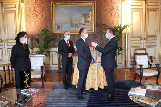 L’ambassadeur du Vietnam en France décoré de la Légion d’honneur ảnh 1 L’ambassadeur du Vietnam en France décoré de la Légion d’honneur ảnh 1