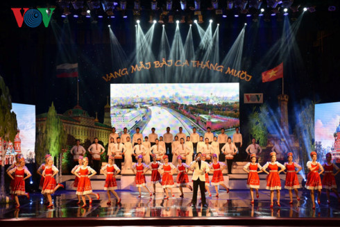 Le PM Nguyen Xuan Phuc au gala en l’honneur de l’amitié Vietnam-Russie ảnh 1