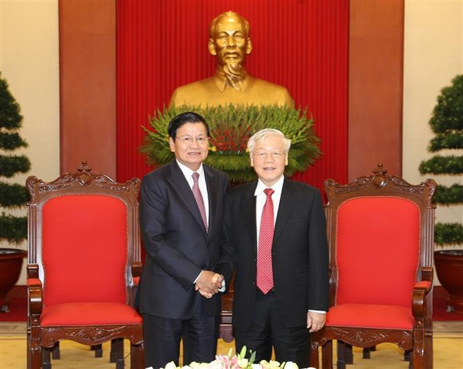 Le secrétaire général du Parti et président Nguyen Phu Trong reçoit le PM laotien ảnh 1 Le secrétaire général du Parti et président Nguyen Phu Trong reçoit le PM laotien ảnh 1