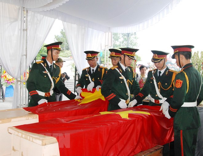 Quang Trị : inhumation des restes de 21 volontaires vietnamiens tombés au Laos ảnh 1 Quang Trị : inhumation des restes de 21 volontaires vietnamiens tombés au Laos ảnh 1