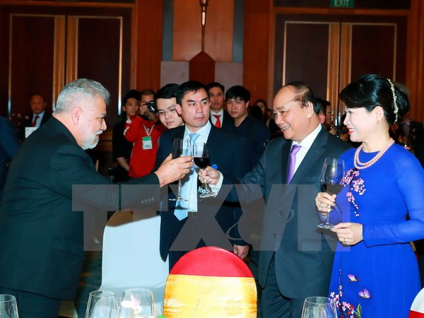Têt traditionnel: le Premier ministre donne un banquet au corps diplomatique ảnh 1