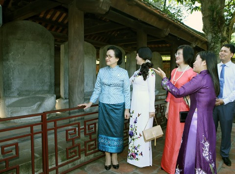 Les épouses des dirigeants à la découverte de la culture de Hanoi ảnh 1 Les épouses des dirigeants à la découverte de la culture de Hanoi ảnh 1