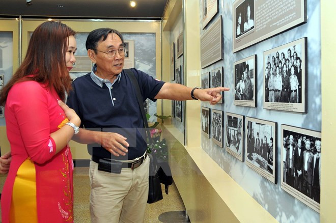 Vernissage de l'exposition "Suivre à vie le Parti" à Hanoi ảnh 1 Vernissage de l'exposition "Suivre à vie le Parti" à Hanoi ảnh 1