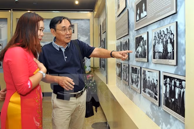Vernissage de l'exposition "Suivre à vie le Parti" à Hanoi ảnh 1 Vernissage de l'exposition "Suivre à vie le Parti" à Hanoi ảnh 1