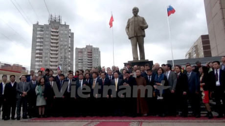 Inauguration de la statue du Président Ho Chi Minh dans la ville d'Oulianov en Russie ảnh 1 Inauguration de la statue du Président Ho Chi Minh dans la ville d'Oulianov en Russie ảnh 1