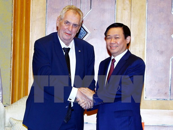 Des dirigeants vietnamiens reçoivent le président tchèque Milos Zeman ảnh 3