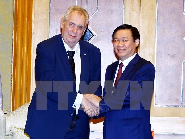 Des dirigeants vietnamiens reçoivent le président tchèque Milos Zeman ảnh 3 Des dirigeants vietnamiens reçoivent le président tchèque Milos Zeman ảnh 3
