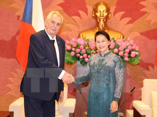 Des dirigeants vietnamiens reçoivent le président tchèque Milos Zeman ảnh 2