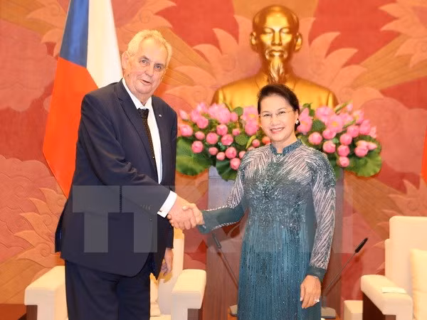 Des dirigeants vietnamiens reçoivent le président tchèque Milos Zeman ảnh 2 Des dirigeants vietnamiens reçoivent le président tchèque Milos Zeman ảnh 2