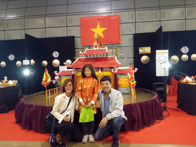 Le mini-théâtre de marionnettes sur l'eau de Phan Thanh Liem séduit le public européen ảnh 1 Le mini-théâtre de marionnettes sur l'eau de Phan Thanh Liem séduit le public européen ảnh 1