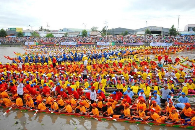 La fête Ok Om Bok et la course de pirogues de Soc Trang ảnh 1 La fête Ok Om Bok et la course de pirogues de Soc Trang ảnh 1