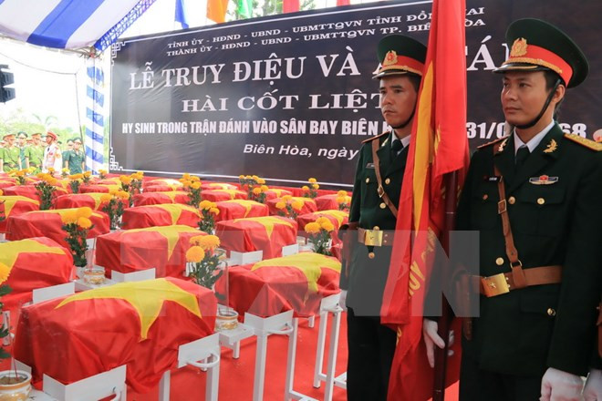 Cérémonie en mémoire des héros morts pour la Patrie dans l’offensive à l’aéroport de Bien Hoa ảnh 1 Cérémonie en mémoire des héros morts pour la Patrie dans l’offensive à l’aéroport de Bien Hoa ảnh 1