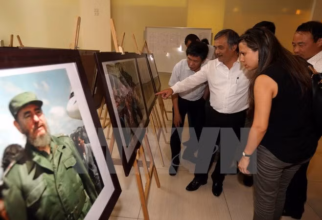 Exposition de photos sur les relations de coopération Vietnam-Cuba ảnh 1 Exposition de photos sur les relations de coopération Vietnam-Cuba ảnh 1