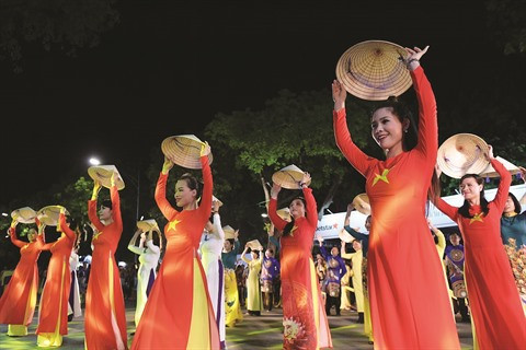 La tunique traditionnelle, star du podium ảnh 1 La tunique traditionnelle, star du podium ảnh 1