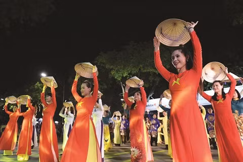 La tunique traditionnelle, star du podium ảnh 1