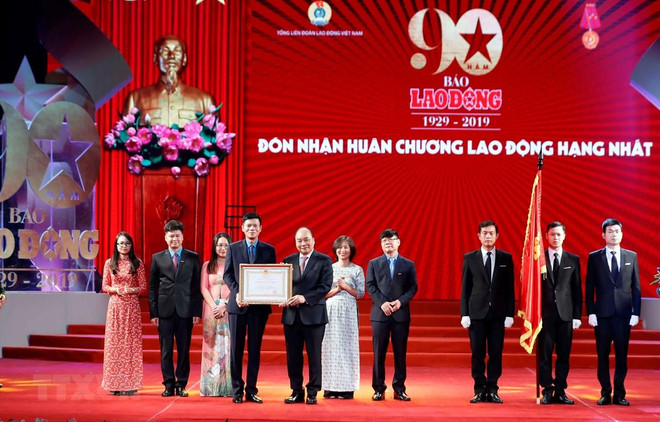 Le PM Nguyên Xuân Phuc assiste à une cérémonie marquant le 90e anniversaire du journal Lao Dông ảnh 1 Le PM Nguyên Xuân Phuc assiste à une cérémonie marquant le 90e anniversaire du journal Lao Dông ảnh 1