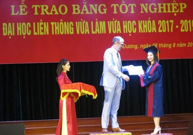 Activités thérapeutiques : remise de diplôme universitaire à Hai Duong ảnh 1