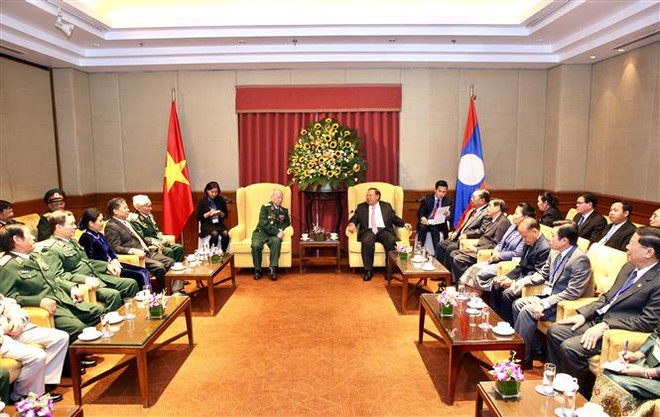 Le dirigeant laotien Bounnhang Vorachith rencontre d’anciens soldats volontaires vietnamiens ảnh 1
