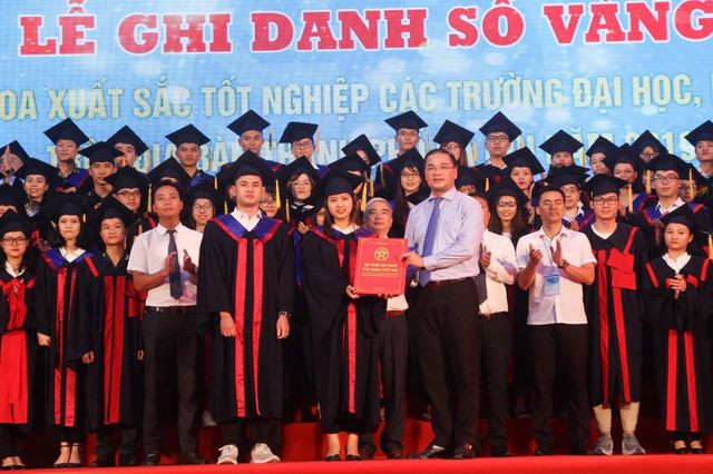 Hanoï honore ses diplômés exceptionnels ảnh 1 Hanoï honore ses diplômés exceptionnels ảnh 1