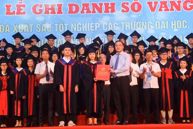 Hanoï honore ses diplômés exceptionnels ảnh 1