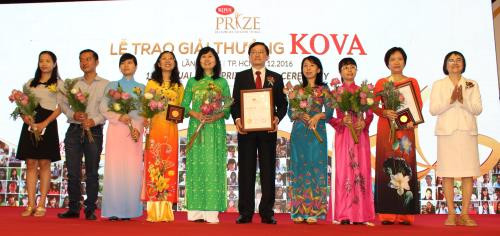 Remise du prix KOVA 2016 aux scientifiques et étudiants exemplaires ảnh 1 Remise du prix KOVA 2016 aux scientifiques et étudiants exemplaires ảnh 1