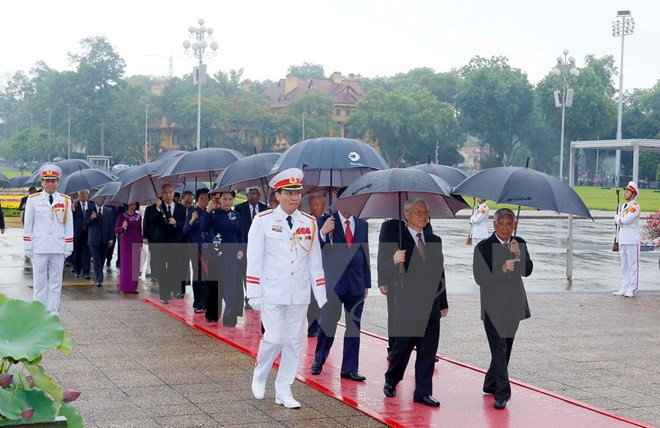 Des dirigeants du Parti et de l’Etat rendent hommage au Président Ho Chi Minh ảnh 1 Des dirigeants du Parti et de l’Etat rendent hommage au Président Ho Chi Minh ảnh 1