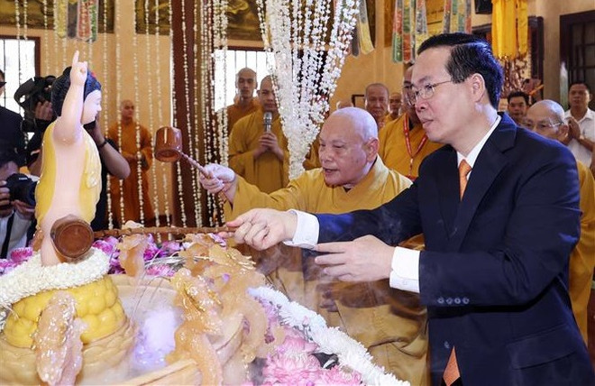 Journée du Vesak : Le chef de l’Etat rencontre des bouddhistes à Ho Chi Minh-Ville ảnh 1 Journée du Vesak : Le chef de l’Etat rencontre des bouddhistes à Ho Chi Minh-Ville ảnh 1