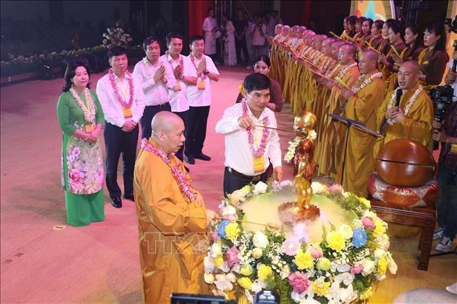 Le 2567e anniversaire du Bouddha célébré dans la province de Ninh Binh ảnh 1 Le 2567e anniversaire du Bouddha célébré dans la province de Ninh Binh ảnh 1