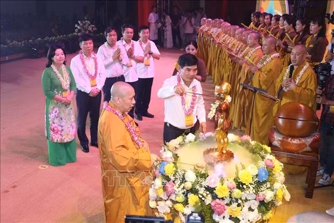 Le 2567e anniversaire du Bouddha célébré dans la province de Ninh Binh ảnh 1 Le 2567e anniversaire du Bouddha célébré dans la province de Ninh Binh ảnh 1