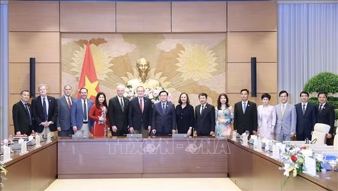 Le président de l’AN Vuong Dinh Huê reçoit une délégation du Congrès américain ảnh 1