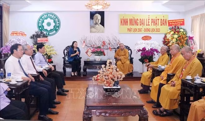 Vesak 2023: la responsable du FPV visite les établissements bouddhistes ảnh 1