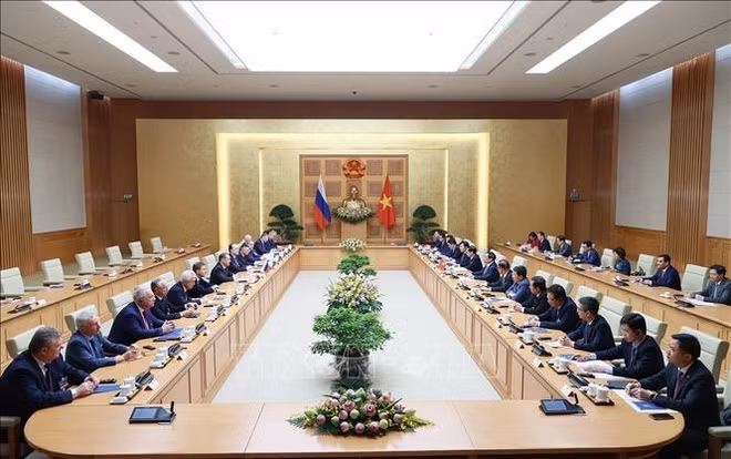 Le PM Pham Minh Chinh reçoit le président du parti Russie unie ảnh 2
