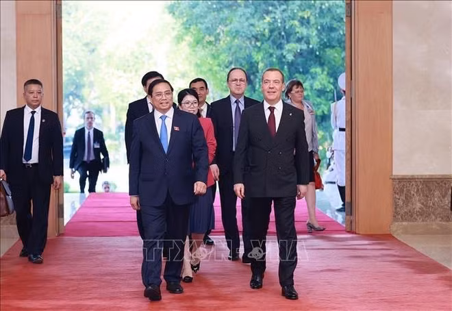 Le PM Pham Minh Chinh reçoit le président du parti Russie unie ảnh 1