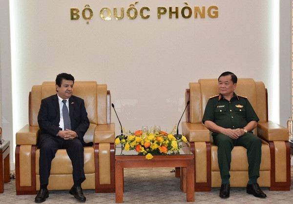 Un vice-ministre de la Défense reçoit l'ambassadeur du Chili au Vietnam ảnh 2 Un vice-ministre de la Défense reçoit l'ambassadeur du Chili au Vietnam ảnh 2