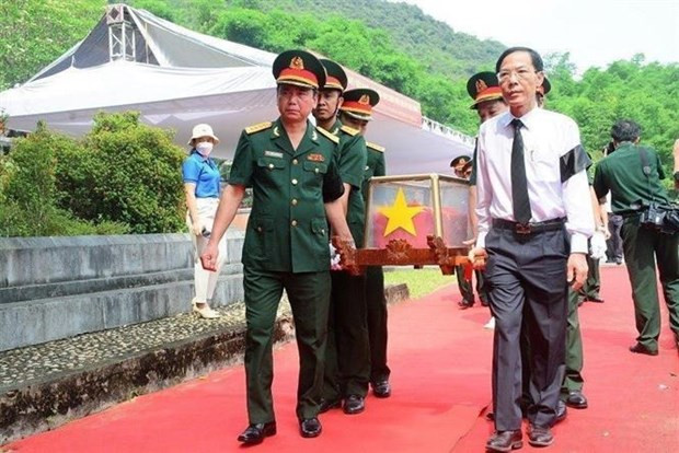 Thanh Hoa : Inhumation de restes de soldats volontaires et experts vietnamiens tombés au Laos ảnh 1 Thanh Hoa : Inhumation de restes de soldats volontaires et experts vietnamiens tombés au Laos ảnh 1