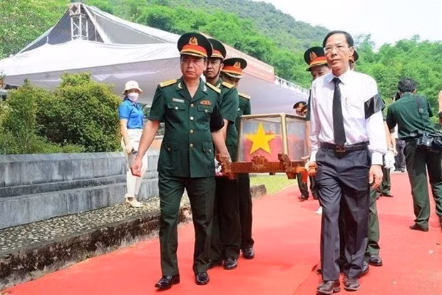 Thanh Hoa : Inhumation de restes de soldats volontaires et experts vietnamiens tombés au Laos ảnh 1
