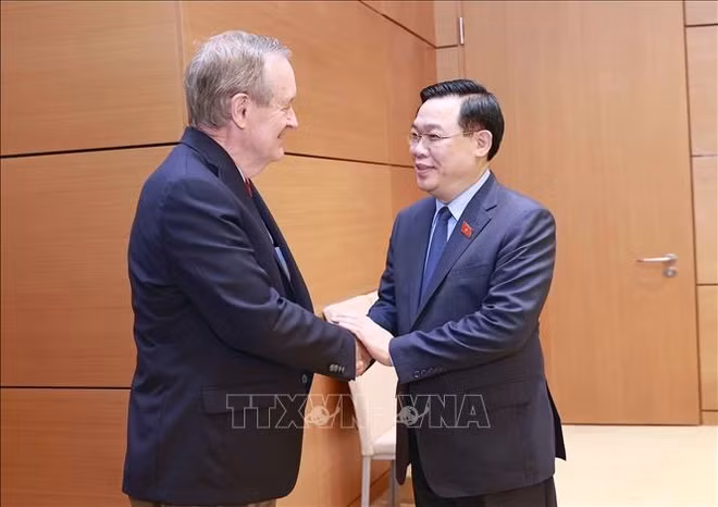 Le président de l’AN Vuong Dinh Huê reçoit une délégation du Congrès américain ảnh 2