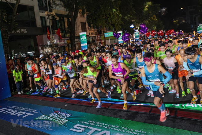 Plus de 10.000 coureurs dans les rues de la capitale pour le VPBank Hanoi Marathon 2022 ảnh 2 Plus de 10.000 coureurs dans les rues de la capitale pour le VPBank Hanoi Marathon 2022 ảnh 2