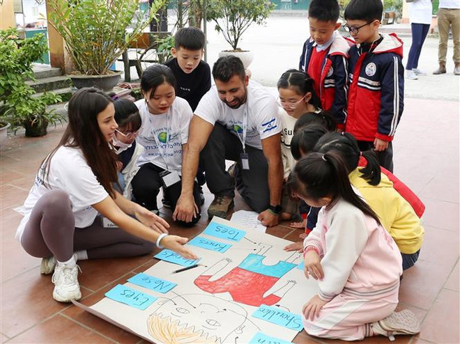 Des bénévoles israéliens enseignent l'anglais pour des enfants de Lao Cai ảnh 2 Des bénévoles israéliens enseignent l'anglais pour des enfants de Lao Cai ảnh 2