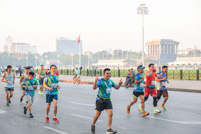 Plus de 10.000 coureurs dans les rues de la capitale pour le VPBank Hanoi Marathon 2022 ảnh 7 Plus de 10.000 coureurs dans les rues de la capitale pour le VPBank Hanoi Marathon 2022 ảnh 7