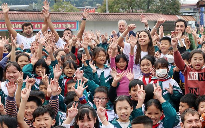 Des bénévoles israéliens enseignent l'anglais pour des enfants de Lao Cai ảnh 1 Des bénévoles israéliens enseignent l'anglais pour des enfants de Lao Cai ảnh 1