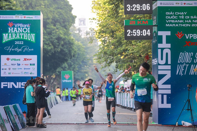 Plus de 10.000 coureurs dans les rues de la capitale pour le VPBank Hanoi Marathon 2022 ảnh 10 Plus de 10.000 coureurs dans les rues de la capitale pour le VPBank Hanoi Marathon 2022 ảnh 10