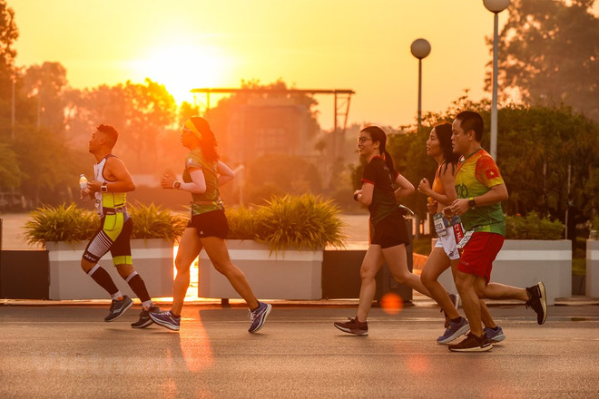 Plus de 10.000 coureurs dans les rues de la capitale pour le VPBank Hanoi Marathon 2022 ảnh 8 Plus de 10.000 coureurs dans les rues de la capitale pour le VPBank Hanoi Marathon 2022 ảnh 8